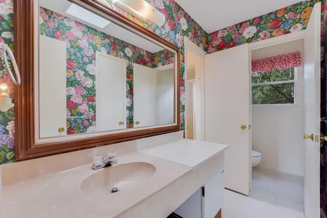 en empty room with windows and ceiling fan