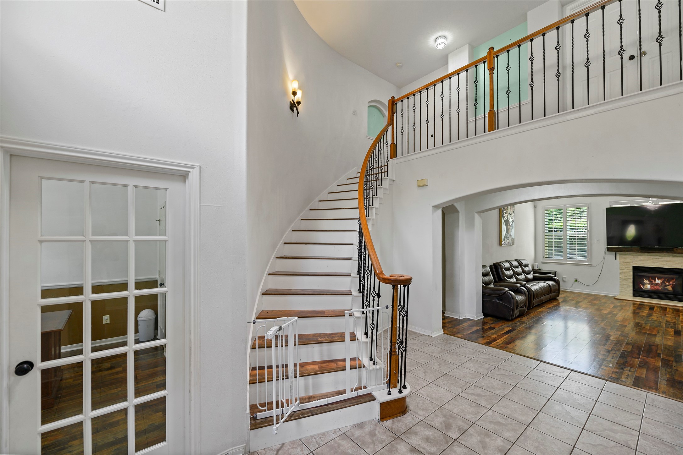 9211 Memorial Grove Drive Spring, TX 77379 - Photo 4 of 47 High ceiling in the entrance.