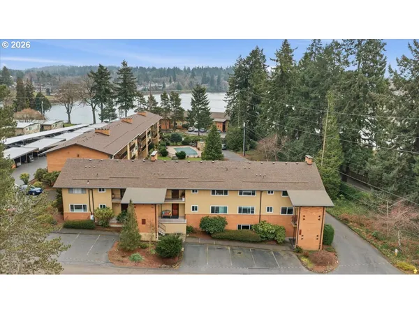 $374,000 | 1400 Southeast Lava Drive, Unit 8, Milwaukie, OR 97222