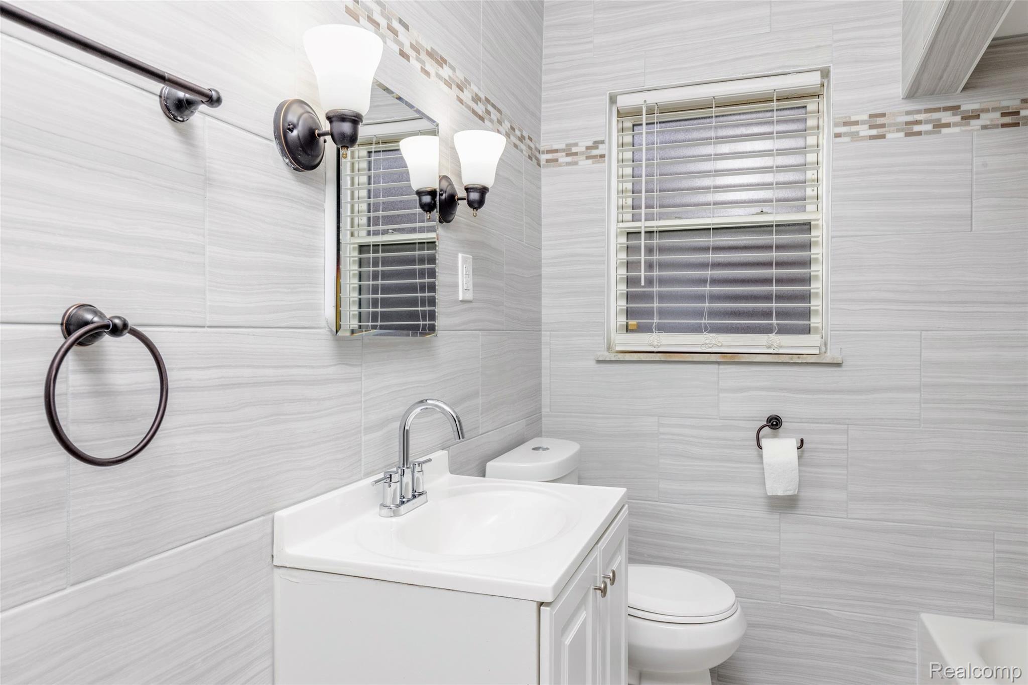 5242 Alter Road Detroit, MI 48224 - Photo 13 of 29 5242 Alter Rd-12.jpg
