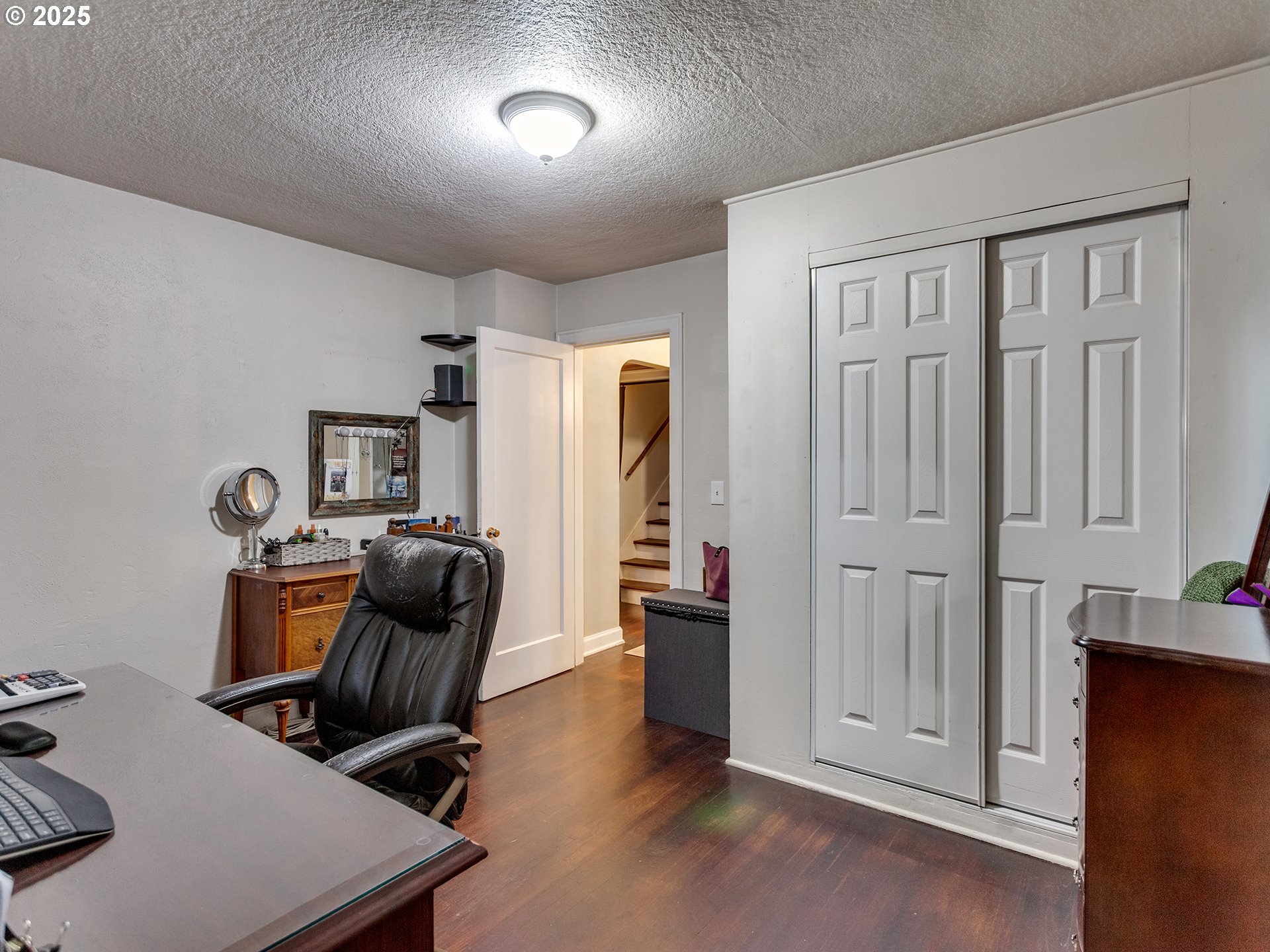 299 Southwest 3rd Avenue Canby, OR 97013 - Photo 12 of 32 a workspace with furniture and window