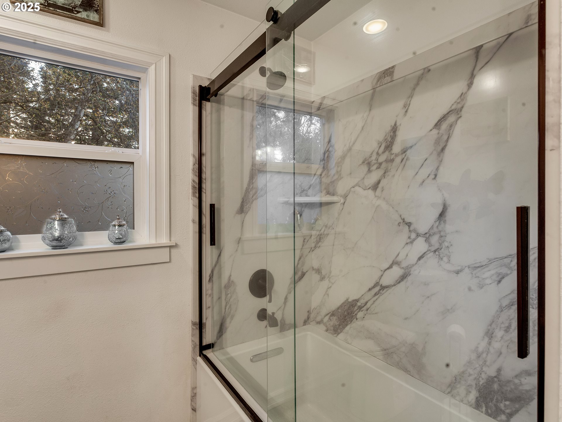 299 Southwest 3rd Avenue Canby, OR 97013 - Photo 17 of 32 a bathroom with a bathtub and a shower