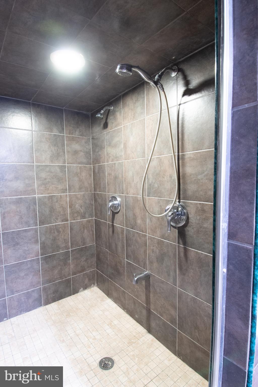291 Sanford Road Upper Darby, PA 19082 - Photo 14 of 18 a bathroom with a shower