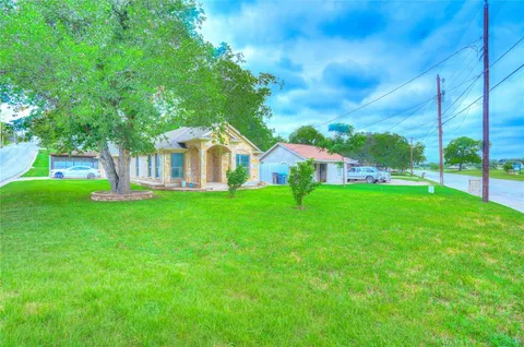 a view of an house with backyard and garden
