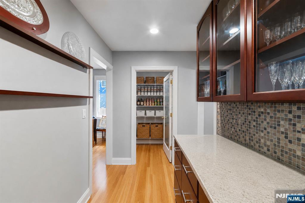 290 Dunkerhook Road Paramus, NJ 07652 - Photo 10 of 50