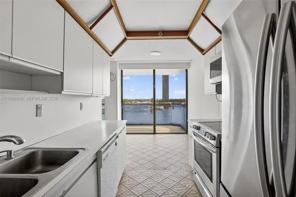 $3,950 | 19707 Turnberry Way, Unit 7F, Aventura, FL 33180