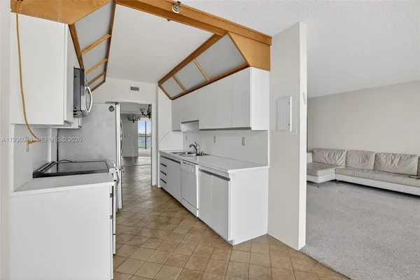 $3,950 | 19707 Turnberry Way, Unit 7F, Aventura, FL 33180