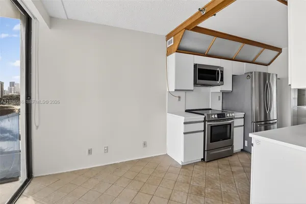 $3,950 | 19707 Turnberry Way, Unit 7F, Aventura, FL 33180