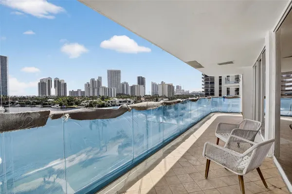 $3,950 | 19707 Turnberry Way, Unit 7F, Aventura, FL 33180