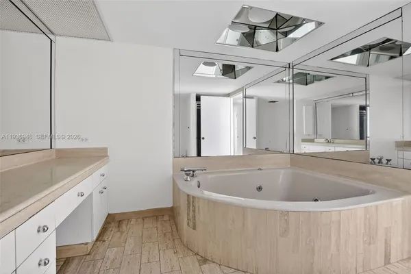 $3,950 | 19707 Turnberry Way, Unit 7F, Aventura, FL 33180