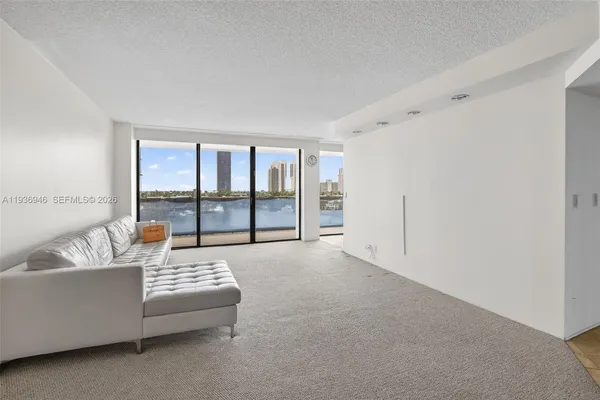 $3,950 | 19707 Turnberry Way, Unit 7F, Aventura, FL 33180