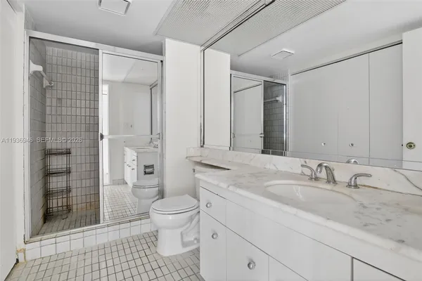 $3,950 | 19707 Turnberry Way, Unit 7F, Aventura, FL 33180