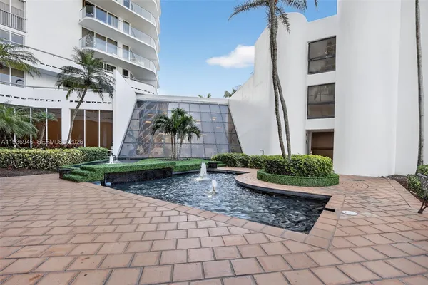 $3,950 | 19707 Turnberry Way, Unit 7F, Aventura, FL 33180