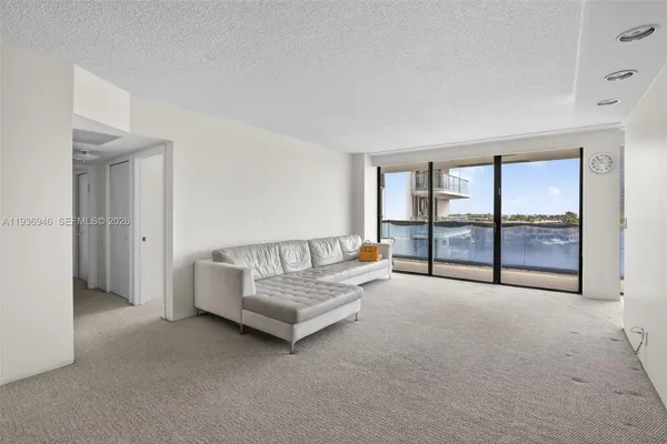 $3,950 | 19707 Turnberry Way, Unit 7F, Aventura, FL 33180