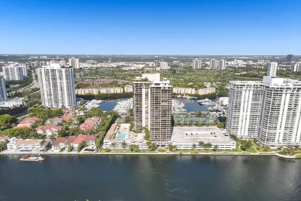 $3,950 | 19707 Turnberry Way, Unit 7F, Aventura, FL 33180