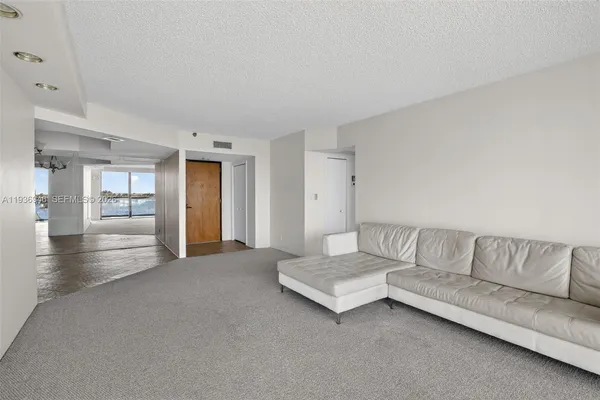 $3,950 | 19707 Turnberry Way, Unit 7F, Aventura, FL 33180