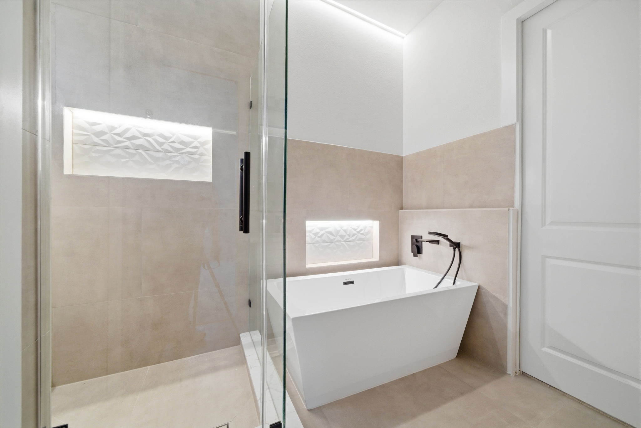 330 Janisch Road, Unit A Houston, TX 77018 - Photo 31 of 40 a bathroom with a bathtub and shower