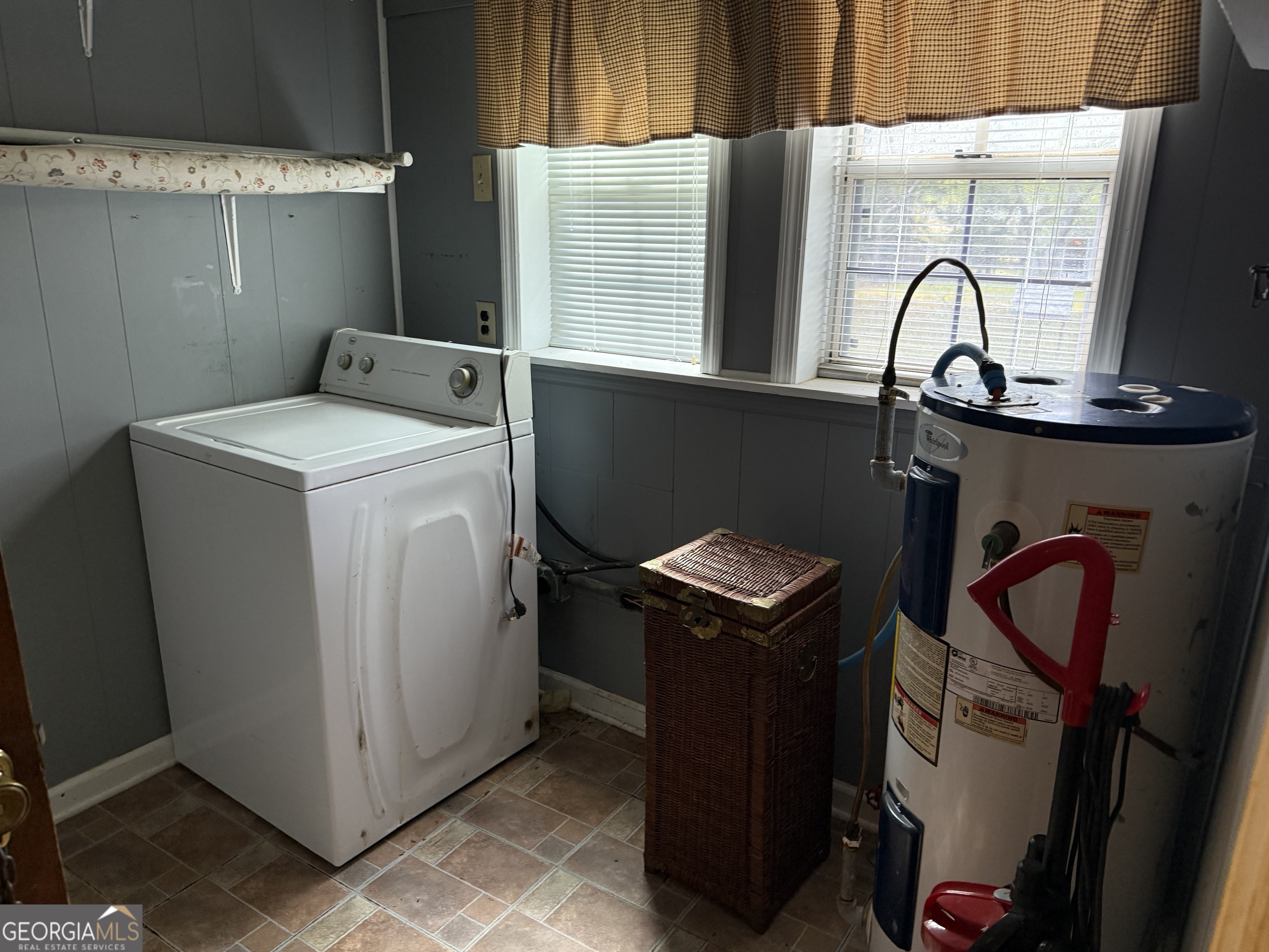 641 South Masonic Street Millen, GA 30442 - Photo 8 of 20 a utility room with dryer and washer