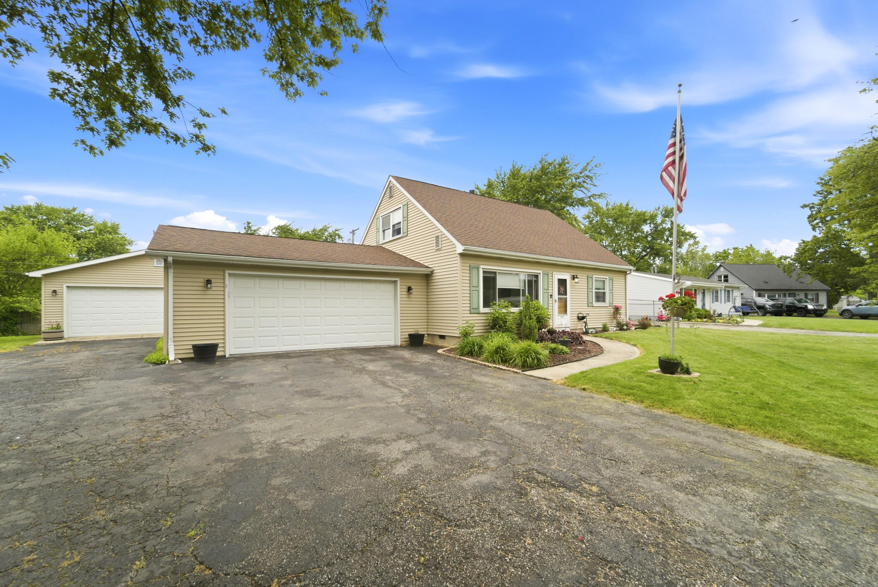 670 Newport Road Valparaiso, IN 46385 - Photo 1 of 23 3000x2005
