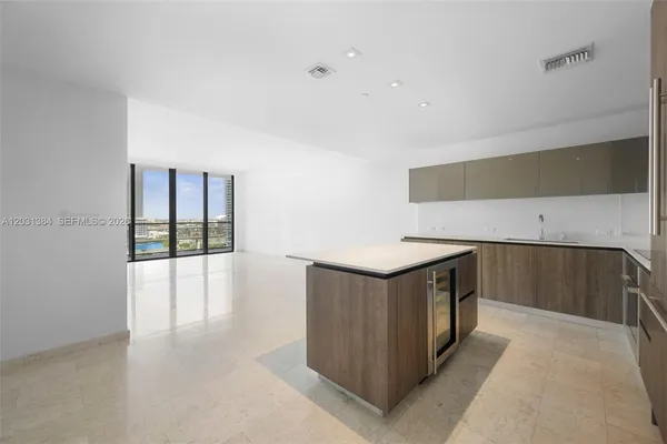$5,850 | 68 Southeast 6th Street, Unit 910, Miami, FL 33131