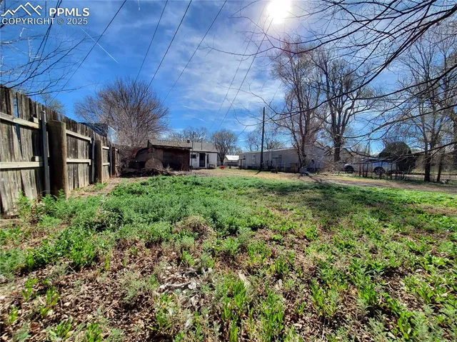a view of a yard with a house