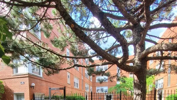 $1,900 | 2410 West Farragut Avenue, Unit 3B, Chicago, IL 60625