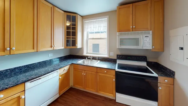 $1,900 | 2410 West Farragut Avenue, Unit 3B, Chicago, IL 60625