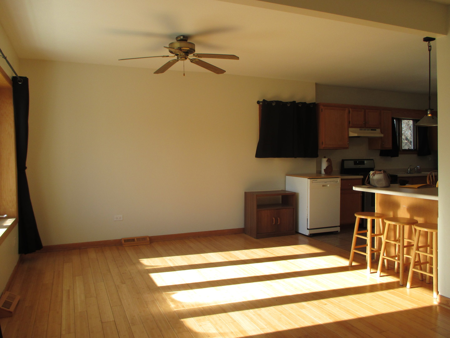 3902 Claire Boulevard Midlothian, IL 60445 - Photo 2 of 14 a room with a flat screen tv and a fireplace