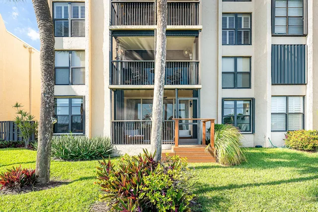 $690,000 | 18 Royal Palm Way, Unit 109, Boca Raton, FL 33432