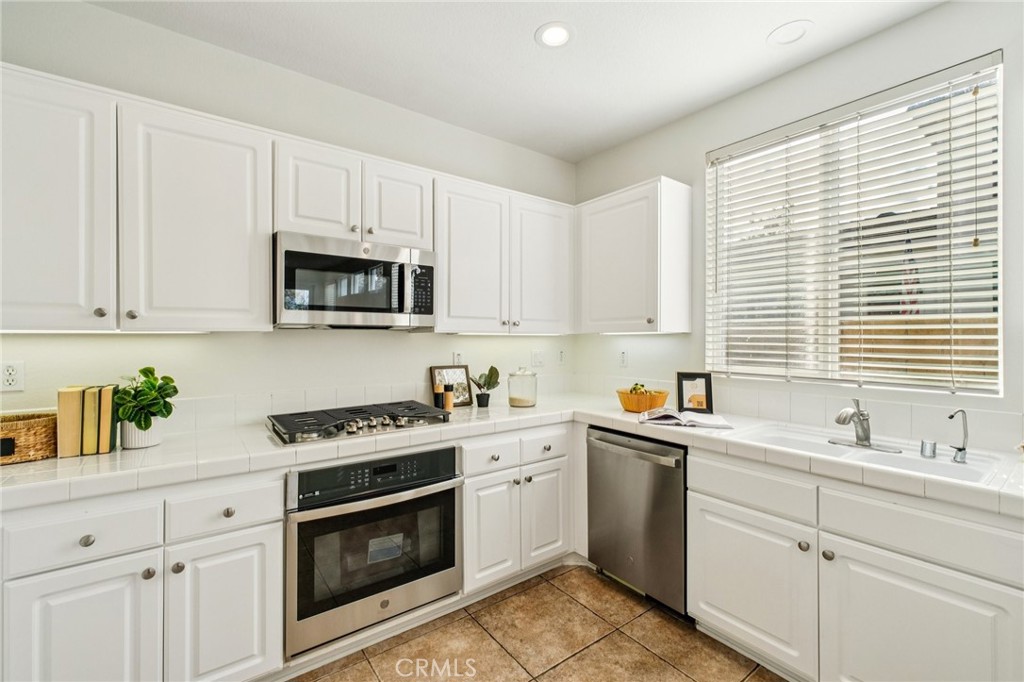 24150 View Pointe Lane Valencia, CA 91355 - Photo 17 of 60