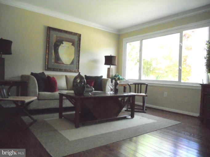 6710 Queens Ferry Road Baltimore, MD 21239 - Photo 5 of 25 Living Room