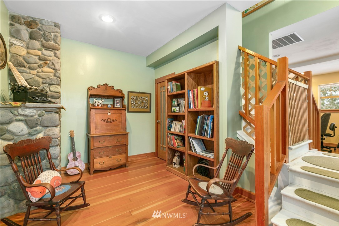 1000 Bellinger Road Bellingham, WA 98226 - Photo 16 of 40 a room with furniture a rug and a window
