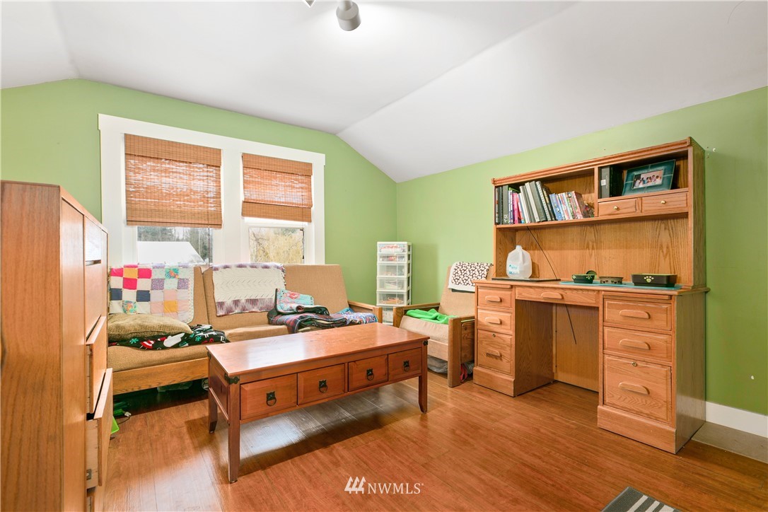 1000 Bellinger Road Bellingham, WA 98226 - Photo 19 of 40 a room with furniture and window