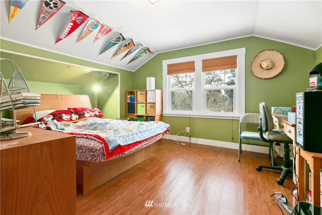 1000 Bellinger Road Bellingham, WA 98226 - Photo 20 of 40 a bedroom with a bed and a table in it with window