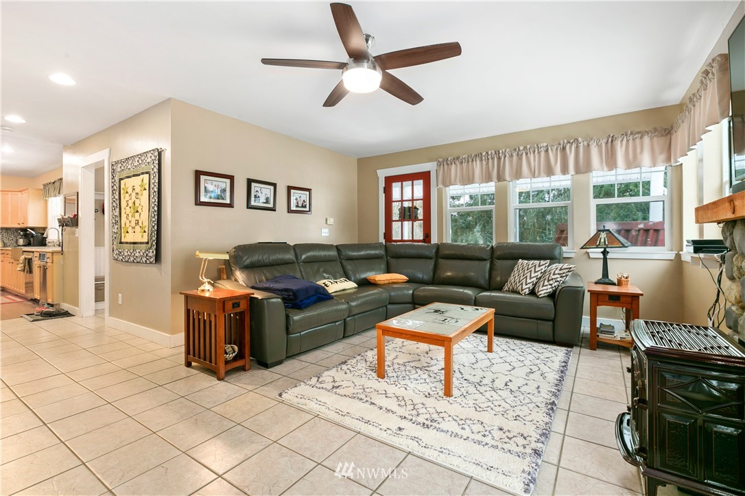 1000 Bellinger Road Bellingham, WA 98226 - Photo 10 of 40 a living room with furniture and a rug