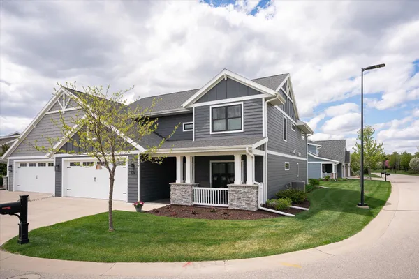 $699,900 | 329 River Pointe, La Crosse, WI 54601