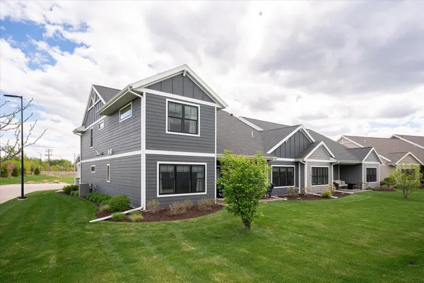 $699,900 | 329 River Pointe, La Crosse, WI 54601