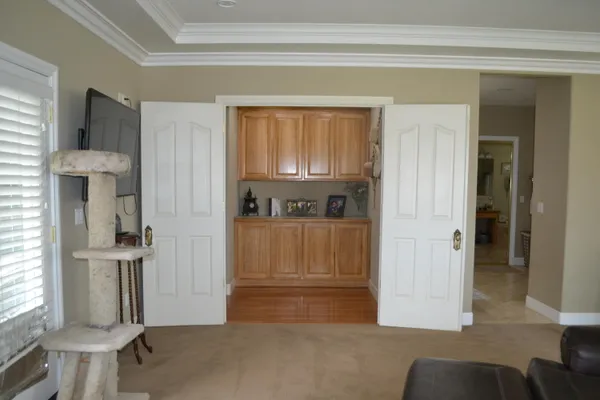 a view of a house with backyard and garden