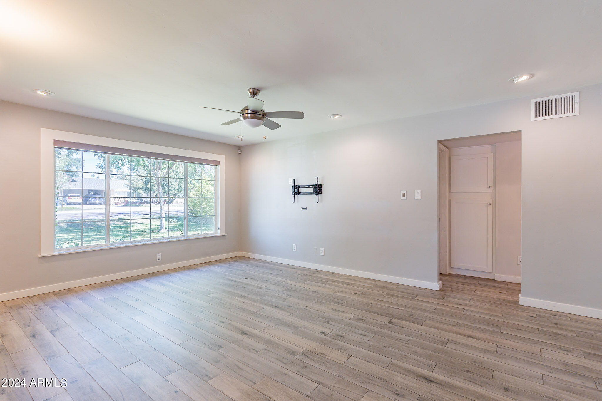 1821 East Bethany Home Road Phoenix, AZ 85016 - Photo 5 of 22 Living Room 3