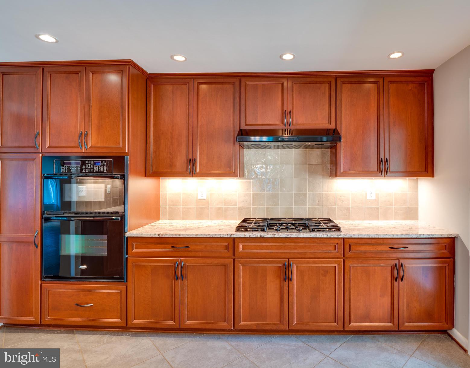 3725 Military Road Arlington, VA 22207 - Photo 12 of 33 Wall oven, micro/convention cooking,gas cooktop