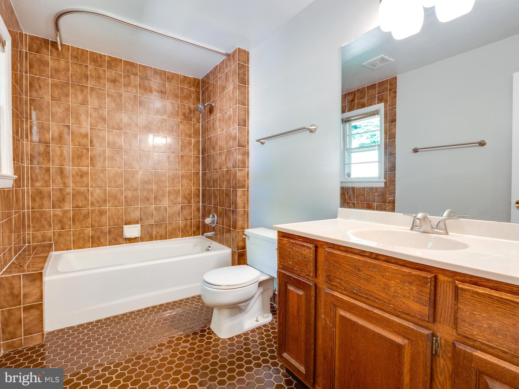 3725 Military Road Arlington, VA 22207 - Photo 15 of 33 Master bathroom