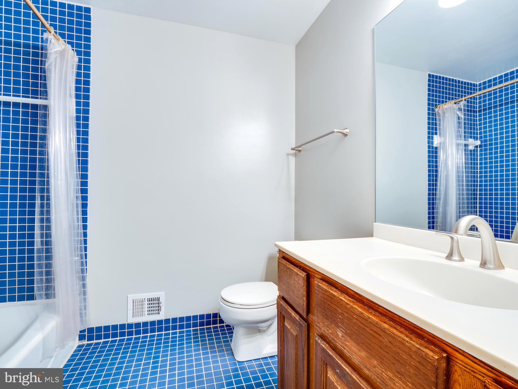 3725 Military Road Arlington, VA 22207 - Photo 18 of 33 Upper level hall bathroom