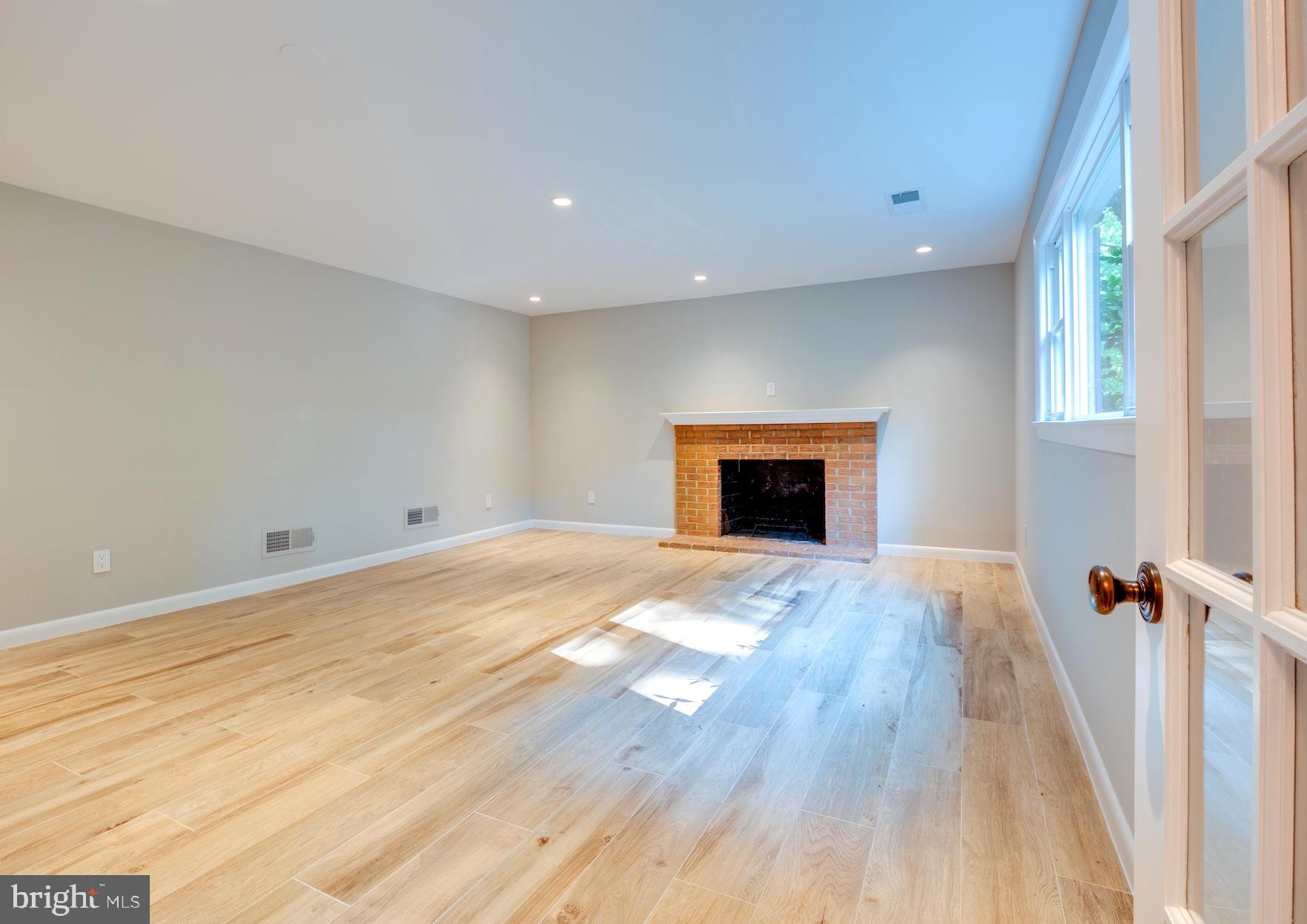 3725 Military Road Arlington, VA 22207 - Photo 19 of 33 Entry level great room with fireplace