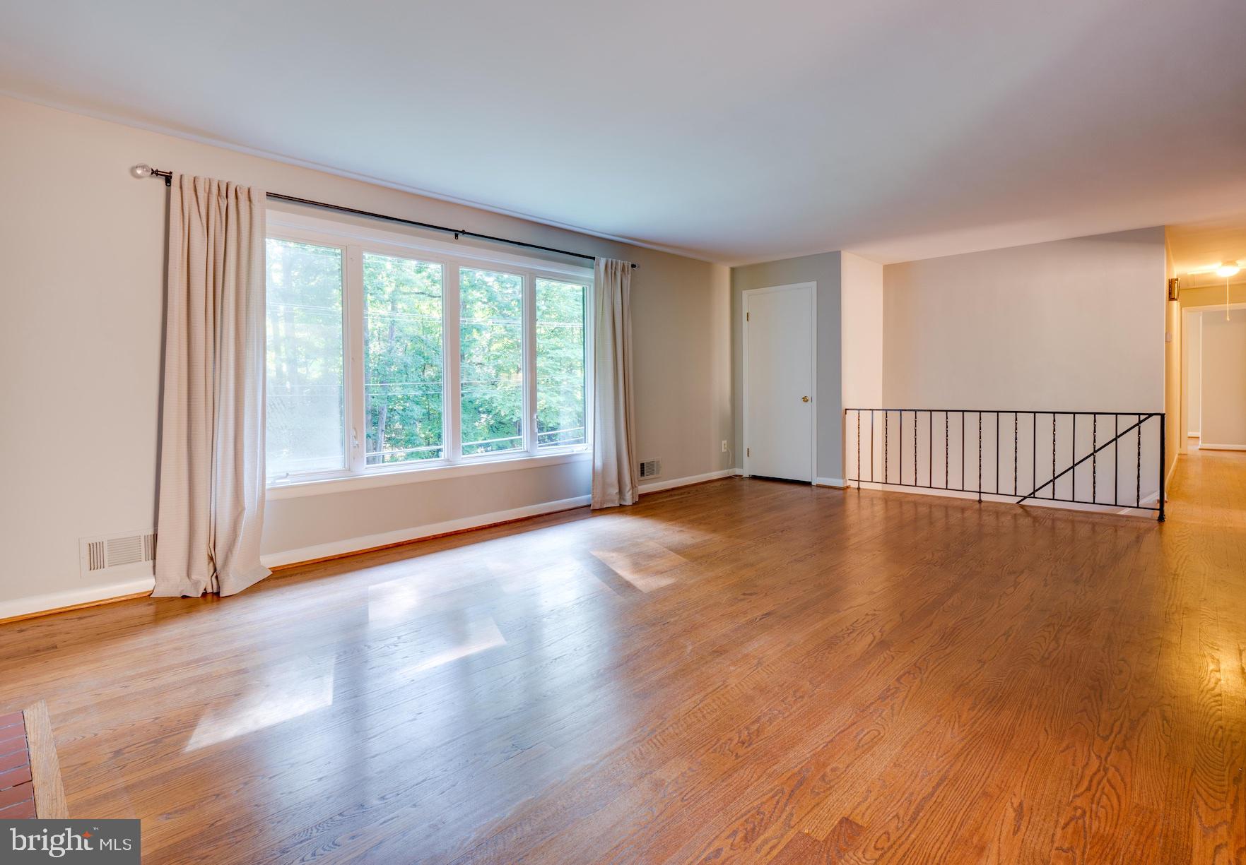 3725 Military Road Arlington, VA 22207 - Photo 3 of 33 Living Room