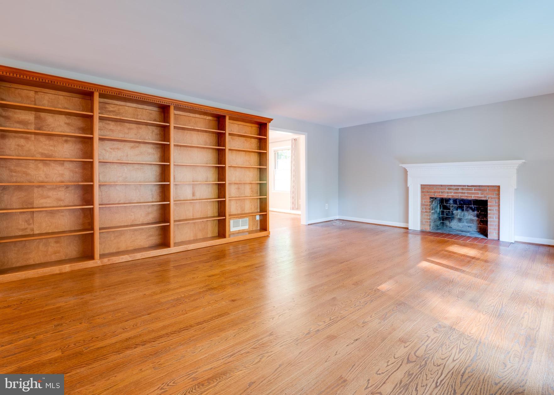 3725 Military Road Arlington, VA 22207 - Photo 4 of 33 Living Room
