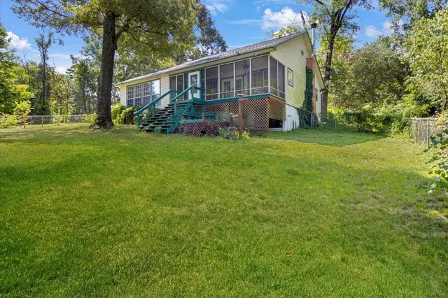 a view of a house with backyard and garden