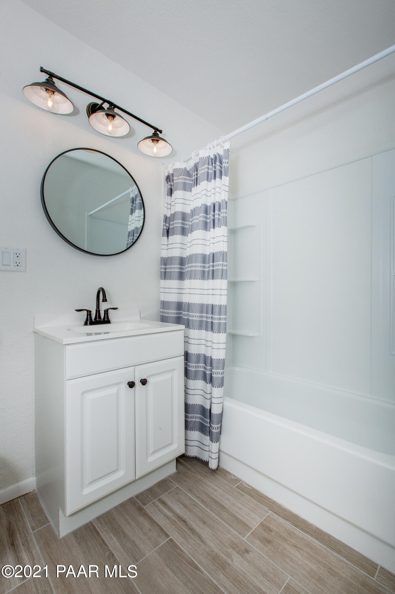 3575 North Tower Road Prescott Valley, AZ 86314 - Photo 19 of 30 Hall Full Bathroom
