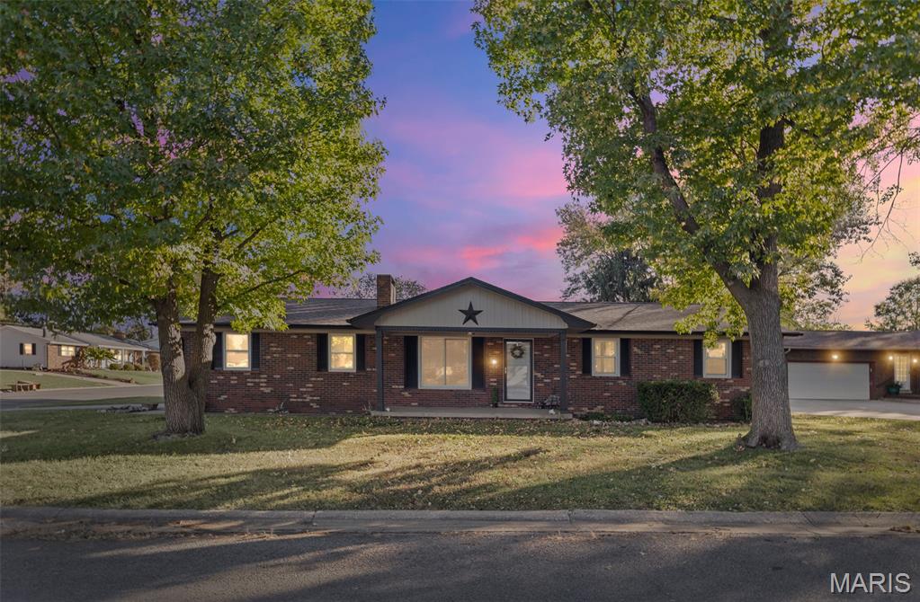 201 Utah Place Bethalto, IL 62010 - Photo 2 of 33