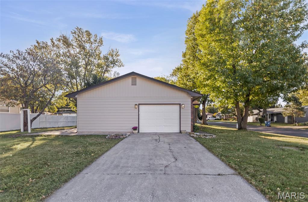 201 Utah Place Bethalto, IL 62010 - Photo 5 of 33