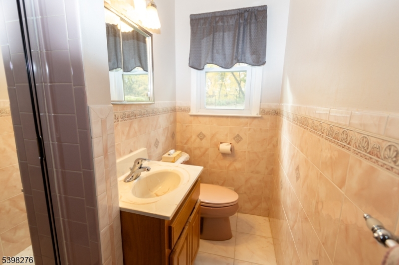169 Valley View Road Hillside, NJ 07205 - Photo 17 of 32 a bathroom with a sink toilet and tub